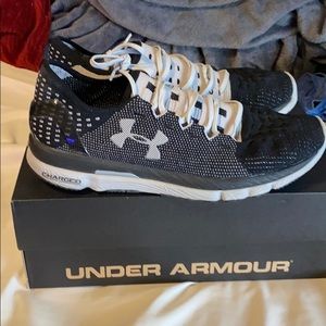 Under Armour Slingshot- size 11
